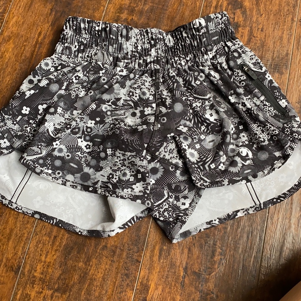 Lululemon shorts size 4 never worn new without tag